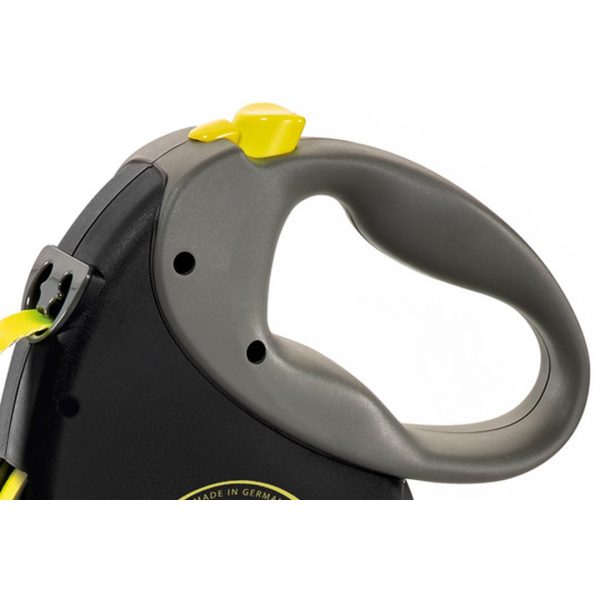 flexi-giant-retractable-dog-lead-sm-8m-2 Close-up of the grey soft grip handle and neon yellow brake button on the Flexi Giant retractable lead